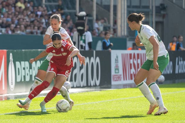 A tackle between Yvonne Zielinski of Borussia Mönchengladbach, 17, and Kassandra Potsi of FC Bayern Munich, 06 Next to them, Maresa Arici of Borussia Mönchengladbach, 26. Borussia Mönchengladbach vs. FC Bayern Munich, soccer, DFB Women’s Cup, First Round, 2026–2027 season, September 27, 2026 DFL and DFB regulations prohibit any use of photographs as image sequences and or quasi-video Borussia Mönchengladbach vs. FC Bayern Munich, Soccer, DFB Women’s Cup, First Round, 2026–2027 Season, September 27, 2026, Mönchengladbach Copyright: xEibner-Pressefoto ThomasxHaeslerx EP_THR