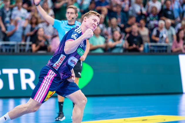 August Pedersen, TSV Hannover Burgdorf, No. 17 (left), TSV Hannover Burgdorf (blue) vs. FRISCH AUF Göppingen (green) on Matchday 6 of the 2026–2027 season in the Opel Handball Bundesliga, September 27, 2026, ZAG Arena Hannover, GER, Copyright: xJanxGuentherx xTSVxHannover-Burgdorfx