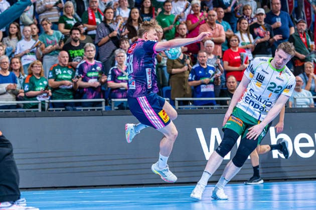 Daniel Weber, TSV Hannover Burgdorf, No. 58 (left), TSV Hannover Burgdorf (blue) vs. FRISCH AUF Göppingen (green) on Matchday 6 of the 2026–2027 season in the Opel Handball Bundesliga, September 27, 2026, ZAG Arena Hannover, GER, Copyright: xJanxGuentherx xTSVxHannover-Burgdorfx
