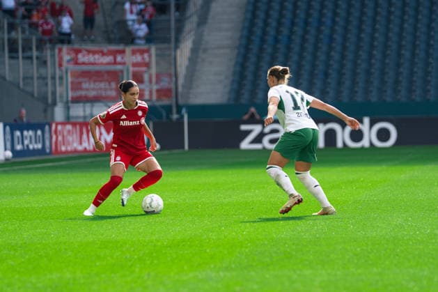 Kassandra Potsi of FC Bayern München and Yvonne Zielinski of Borussia Mönchengladbach during the DFB Pokal game between Borussia Mönchengladbach and FC Bayern München at ista-Borussia-Park in Mönchengladbach, Germany Copyright: xLeoniexKiehlx xSPPx Sportspressphoto_SPR241103