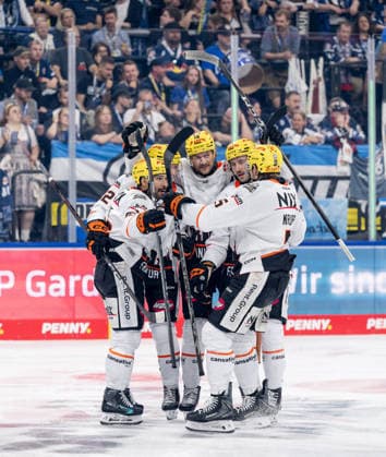 Cameron Brace Loewen Frankfurt, 86, Konrad Abeltshauser of the Loewen Frankfurt, 16, Daniel Pfaffengut of the Loewen Frankfurt, 77, and Bjoern Krupp of the Loewen Frankfurt, 05, celebrate with Timo Kose of the Loewen Frankfurt, 22, after his goal tied the game at 1–1 (GER), EHC Red Bull Munich vs. Loewen Frankfurt Ice Hockey, DEL, 2026–2027 season, Matchday 4, September 27, 2026 Photo: HMB Media, Heike Feiner Copyright: HMBxMedia HeikexFeiner