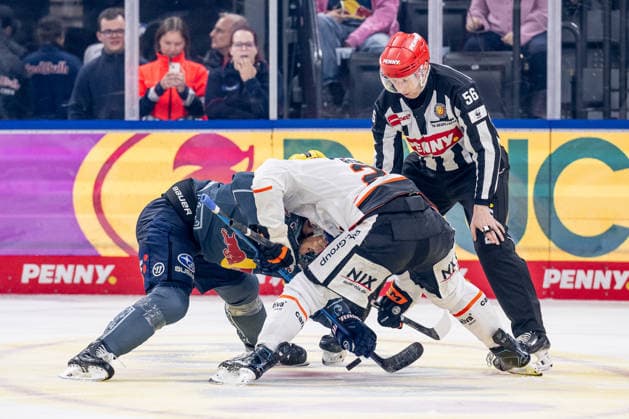 Linesman Yannik Koziol officiates a faceoff between Brady Ferguson of EHC Red Bull Munich, No. 12, and Anthony Romano of Löwen Frankfurt, No. 29 (GER), in the EHC Red Bull Munich vs. Löwen Frankfurt ice hockey game, DEL, 2026–2027 season, Matchday 4, September 27, 2026. Photo: HMB Media, Heike Feiner Copyright: HMBxMedia HeikexFeiner