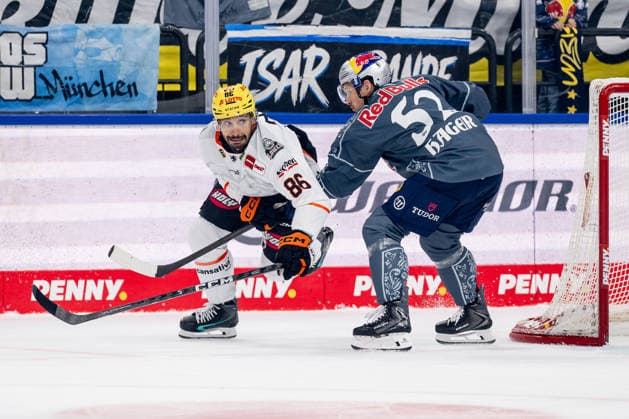 Patrick Hager, EHC Red Bull Munich, 52, defends against Cameron Brace, Löwen Frankfurt, 86 GER; EHC Red Bull Munich vs. Löwen Frankfurt ice hockey, DEL, 2026–2027 season, Matchday 4, September 27, 2026 Photo: HMB Media, Heike Feiner Copyright: HMBxMedia HeikexFeiner