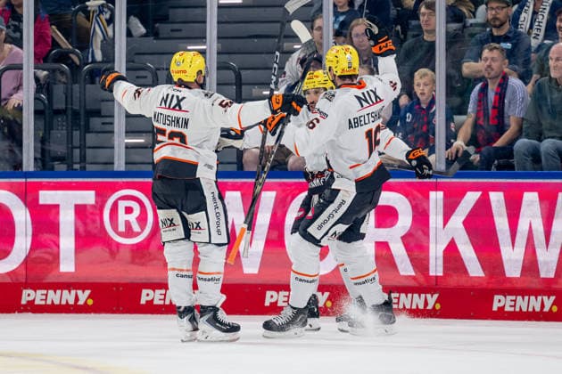 Maksim Matushkin (Loewen Frankfurt, 52) and Konrad Abeltshauser (Loewen Frankfurt, 16) celebrate with Cameron Brace (Loewen Frankfurt, 86) after his goal to make it 1–2 GER, EHC Red Bull Munich vs. Loewen Frankfurt, ice hockey, DEL, 2026–2027 season, Matchday 4, September 27, 2026. Photo: HMB Media, Heike Feiner Copyright: HMBxMedia HeikexFeiner