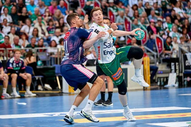 Erik Persson, FRISCH AUF Göppingen 22, in a duel with Sebastian Heymann, TSV Hannover Burgdorf DIE RECKEN 11, TSV Hannover Burgdorf vs. FRISCH AUF Göppingen, Handball Bundesliga, HBL, 2026–2027 season, September 27, 2026. Press photo by Jan Frederic Helbig. TSV Hannover Burgdorf vs. FRISCH AUF Goeppingen, Handball Bundesliga, HBL, ZAG Arena, Opel Handball Bundesliga, 2026–2027 season, September 27, 2026, Hannover Copyright: xEibner-Pressefoto Jan-FredericxHx EP_JHG