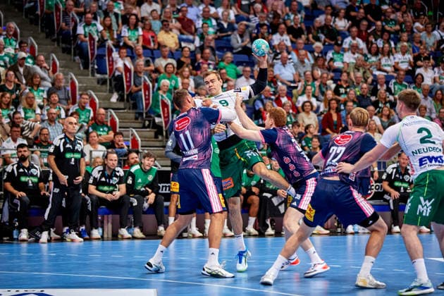 Max Beneke of FRISCH AUF Göppingen (No. 9) is blocked on a shot by Sebastian Heymann of TSV Hannover Burgdorf DIE RECKEN (No. 11). TSV Hannover Burgdorf vs. FRISCH AUF Göppingen, Handball Bundesliga, HBL, 2026–2027 season, September 27, 2026. Press photo by Jan Frederic Helbig. TSV Hannover Burgdorf vs. FRISCH AUF Goeppingen, Handball Bundesliga, HBL, ZAG Arena, Opel Handball Bundesliga, 2026–2027 season, September 27, 2026, Hannover Copyright: xEibner-Pressefoto Jan-FredericxHx EP_JHG