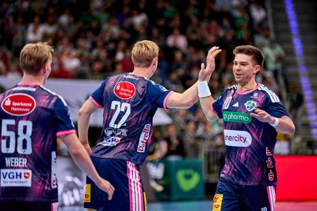 Marian Michalczik, TSV Hannover Burgdorf, DIE RECKEN 22, high-fiving TSV Hannover Burgdorf vs. FRISCH AUF Göppingen, Handball Bundesliga, HBL, 2026–2027 season, September 27, 2026. Press photo by Jan Frederic Helbig. TSV Hannover Burgdorf vs. FRISCH AUF Göppingen, Handball Bundesliga, HBL, ZAG Arena, Opel Handball Bundesliga, 2026–2027 season, September 27, 2026, Hannover Copyright: xEibner-Pressefoto Jan-FredericxHx EP_JHG