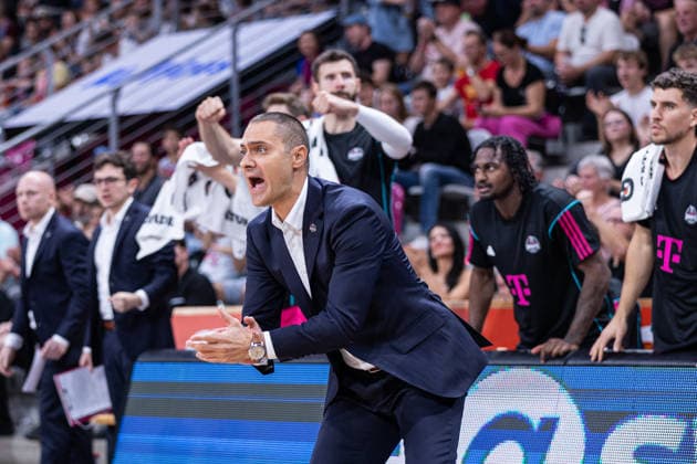 easyCredit Basketball Bundesliga, Telekom Baskets Bonn vs. Syntainics MBC, September 27, 2026 Marko Stankovic, head coach of Telekom Baskets Bonn, applauds easyCredit Basketball Bundesliga, Telekom Baskets Bonn vs. Syntainics MBC, September 27, 2026, Telekom Dome Bonn Copyright: xBEAUTIFULxSPORTS Derixx