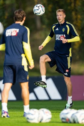 September 27, 2026: Hugo Larsson of the Swedish men s national soccer team at a training session on September 27, 2026 in Stockholm. Photo by Emma Wallskog, BILDBYRAN, code EW EW0711: soccer, football, fotball, Nations League, UEFA Nations League, training, practice, Sweden, Sweden A, BBENG Copyright: EMMAxWALLSKOG BB260927EW028