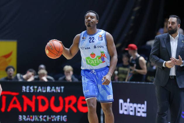 September 27, 2026, xgox, easyCredit BBL Basketball, Basketball: Löwen Braunschweig vs. Rostock Seawolves (emspor), from left: Johnathan Stove (Rostock), 22 on the ball, Braunschweig handling the ball