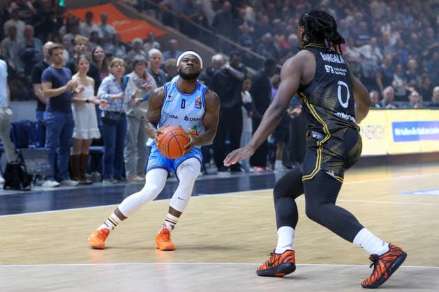 September 27, 2026, xgox, Basketball easyCredit BBL, Basketball Löwen Braunschweig vs. Rostock Seawolves emspor, from left: TJ Crockett Jr. (Rostock), 0 with the ball, Braunschweig handling the ball