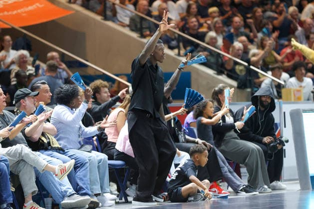 September 27, 2026, xgox, Basketball easyCredit BBL, Basketball Löwen Braunschweig vs. Rostock Seawolves emspor, from left: Dennis Schröder gives instructions, gesturing with his arms, gesticulate, gives instructions Braunschweig