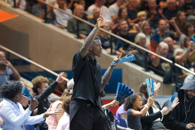 September 27, 2026, xgox, Basketball easyCredit BBL, Basketball Löwen Braunschweig vs. Rostock Seawolves emspor, from left: Dennis Schröder gives instructions, gesturing with his arms, gesticulate, gives instructions Braunschweig