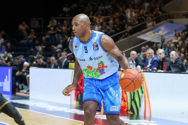 September 27, 2026, xgox, easyCredit BBL Basketball, Basketball: Löwen Braunschweig vs. Rostock Seawolves (emspor), from left: DeAndre Lansdowne (Rostock), 9 with the ball, plays the ball (Braunschweig)