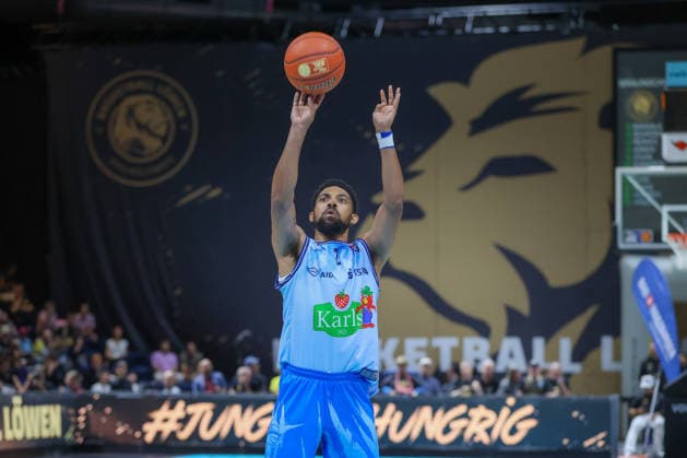 September 27, 2026, xgox, easyCredit BBL Basketball, Braunschweig Lions vs. Rostock Seawolves, emspor, from left: Zach Copeland (Rostock), 2 on the ball, Braunschweig player handling the ball