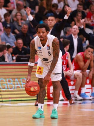 DeLonnie Hunt of MBC with the ball in front of head coach Marko Stankovic in Bonn, Bonn, Germany, September 27, 2026, Basketball Bundesliga, Matchday 3, Telekom Baskets Bonn vs. Syntainics MBC