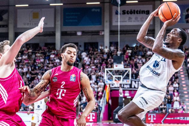 Kris Clyburn (SYNTAINICS MBC), 21 vs. Alijah Comithier (Telekom Baskets Bonn), 02 Telekom Baskets Bonn vs. SYNTAINICS MBC, Basketball, easy Credit BBL, Matchday 3, 2026–2027, September 27, 2026 Telekom Baskets Bonn vs. SYNTAINICS MBC, Basketball, easyCredit BBL, Matchday 3, 2026–2027, September 27, 2026 Bonn Copyright: xEibner-Pressefoto GerhardxWingenderx EP_GWR