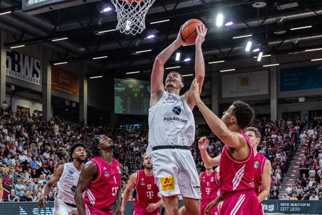 Jure Planinic (SYNTAINICS MBC), 44 vs. Alijah Comithier (Telekom Baskets Bonn), 02 open at the basket Telekom Baskets Bonn vs. SYNTAINICS MBC, Basketball, easy Credit BBL, Matchday 3, 2026–2027, September 27, 2026 Telekom Baskets Bonn vs. SYNTAINICS MBC, Basketball, easyCredit BBL, Matchday 3, 2026–2027, September 27, 2026, Bonn Copyright: xEibner-Pressefoto GerhardxWingenderx EP_GWR