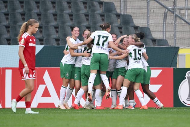 Celebration 1 0: Goal scorer Luca Graf of Borussia Mönchengladbach (3rd from right) is celebrated by her teammates, September 27, 2026, Women’s DFB Cup 2026–2027, First Round, Borussia Mönchengladbach vs. FC Bayern Munich. DFB regulations prohibit any use of photographs as image sequences and or quasi-video. Mönchengladbach, Ista, Borussia Park, North Rhine-Westphalia, Germany Team2