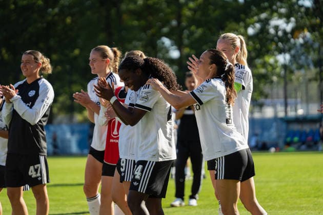 September 27, 2026, xjyhynx, Women s DFB Cup First Round, Karlsruher SC vs. Eintracht Frankfurt, from left: birthday girl Vivienne Lia, 24; Eintracht Frankfurt celebrates after the game in Karlsruhe