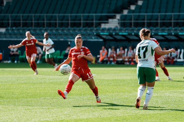 Germany, Soccer: 2026–2027 DFB Women s Cup, First Round: Borussia Mönchengladbach vs. FC Bayern Munich at Borussia Park; Sarah Mattner Trembleau (Bayern Munich) attempts to block a pass from Yvonne Zielinski (Borussia Mönchengladbach) in the 11th minute; pressing Copyright: xThiemoxRudolphx