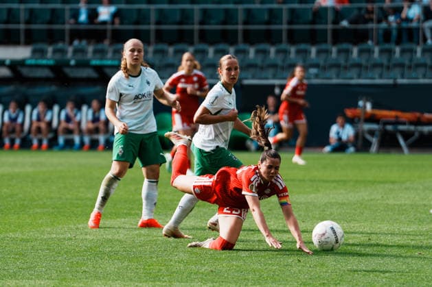 Germany, Soccer: 2026–2027 DFB Women s Cup, First Round: Borussia Mönchengladbach vs. FC Bayern Munich at Borussia Park; Sarah Zadrazil (Bayern Munich), 25, on the counterattack, dribbling, ball possession, on the ball, build-up play, field vision Copyright: xThiemoxRudolphx