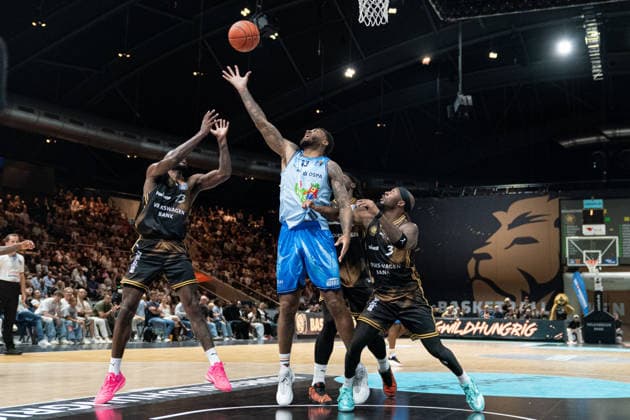 Todd Withers 33, Rostock Seawolves vs. Sheldon Edwards 13, Basketball Löwen Braunschweig, and DeJour Reaves 3, Basketball Löwen Braunschweig (GER); Basketball Löwen Braunschweig vs. Rostock Seawolves, Basketball, easyCredit BBL, Week 3, Season 2026–27, September 27, 2026 GER, Basketball Löwen Braunschweig vs. Rostock Seawolves, Basketball, easyCredit BBL, Week 3, Season 2026–27, September 27, 2026, Braunschweig Copyright: xEibner-Pressefoto DanielxREINELTx EP_DRT