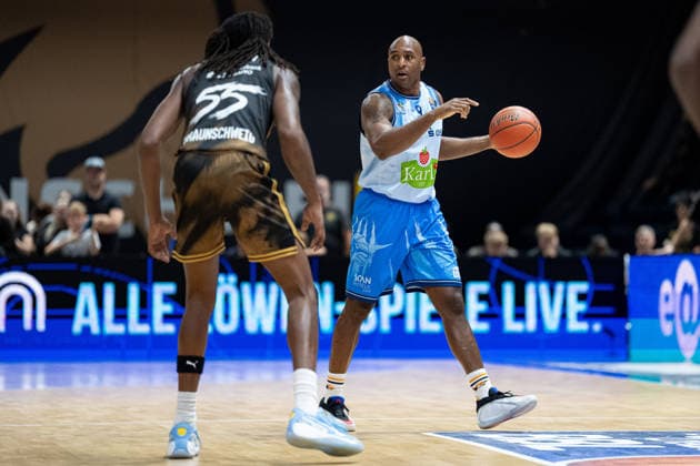 DeAndre Lansdowne 9 Rostock Seawolves vs. Tajh Green 55 Loewen Braunschweig GER, Loewen Braunschweig vs. Rostock Seawolves, Basketball, easyCredit BBL, Week 3, 2026–27 Season, September 27, 2026 GER, Basketball Löwen Braunschweig vs. Rostock Seawolves, Basketball, easyCredit BBL, Week 3, 2026–27 season, September 27, 2026 Braunschweig Copyright: xEibner-Pressefoto DanielxREINELTx EP_DRT