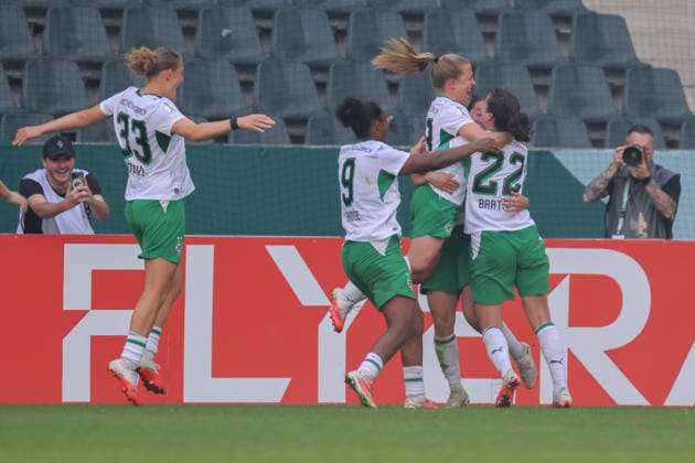 Mönchengladbach, Germany, September 27, 2026, DFB Women s Cup: Borussia Mönchengladbach Women vs. FC Bayern Women. Pictured from left: Luca Graf, Mönchengladbach s third goal scorer, scores the 1–0 goal for Mönchengladbach and celebrates with her teammates. Copyright: HMBxMedia MadeleinexFantini