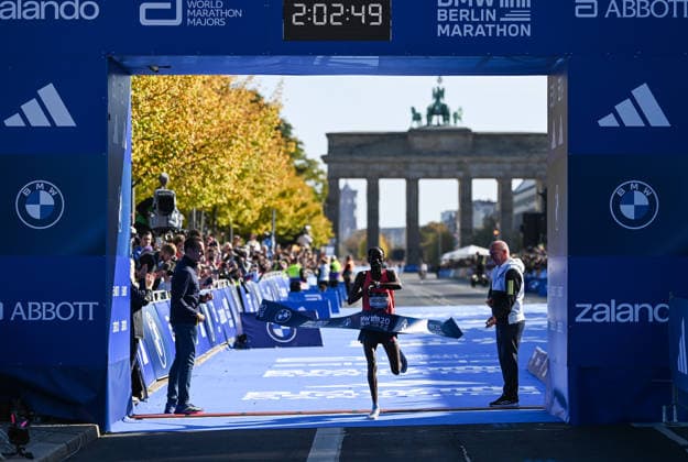 (260927) -- BERLIN, Sept. 27, 2026 -- Guye Adola of Ethiopia crosses the finish line during the Berlin Marathon 2026 in Berlin, capital of Germany, Sept. 27, 2026. ) (SP)GERMANY-BERLIN-MARATHON ZhangxHaofu 