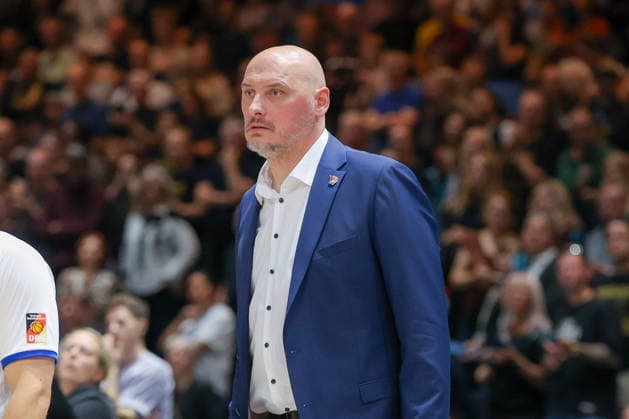 September 27, 2026, xgox, Basketball easyCredit BBL, Basketball Löwen Braunschweig vs. Rostock Seawolves emspor, from left: Przemyslaw Frasunkiewicz (Rostock), coach looks disappointed, looks dejected, disappointed Braunschweig