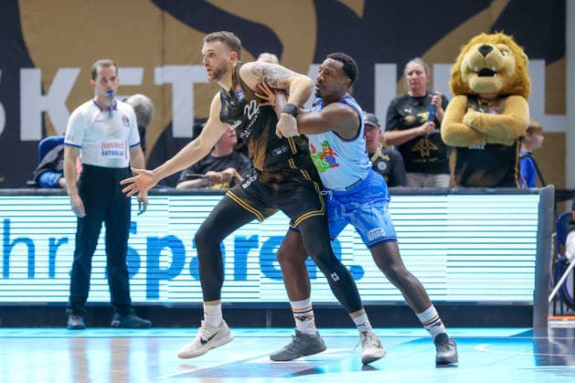 September 27, 2026, xgox, Basketball easyCredit BBL, Basketball Löwen Braunschweig vs. Rostock Seawolves on emspor, from left: Felipe Haase Thiers (Braunschweig), 22, Johnathan Stove (Rostock), 22; battle, duel, fight, tackle (Braunschweig)