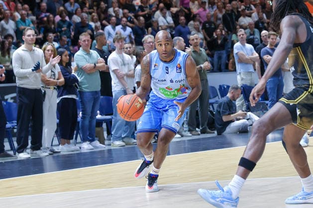 September 27, 2026, xgox, Basketball easyCredit BBL, Basketball Löwen Braunschweig vs. Rostock Seawolves emspor, from left: DeAndre Lansdowne (Rostock), 9 with the ball, plays the ball (Braunschweig)