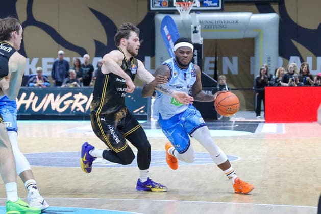 September 27, 2026, xgox, Basketball easyCredit BBL, Basketball Löwen Braunschweig vs. Rostock Seawolves emspor, from left: Devin Askew (Braunschweig), 5; TJ Crockett Jr. (Rostock), 0; matchup, duel, battle, tackle (Braunschweig)