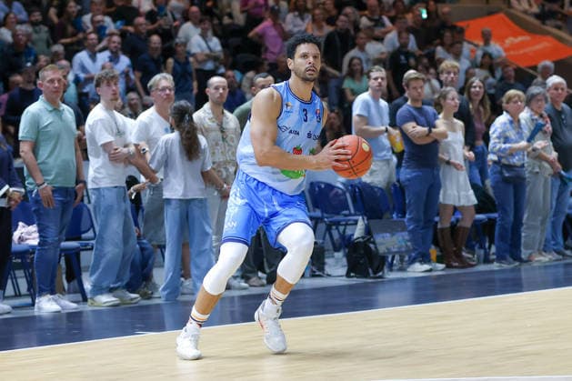 September 27, 2026, xgox, Basketball easyCredit BBL, Basketball Löwen Braunschweig vs. Rostock Seawolves emspor, from left: Dominic Lockhart (Rostock), 3 on the ball, Braunschweig player with the ball