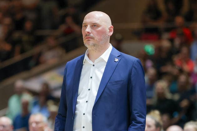 September 27, 2026, xgox, Basketball easyCredit BBL, Basketball Löwen Braunschweig vs. Rostock Seawolves emspor, from left: Przemyslaw Frasunkiewicz (Rostock), coach looks disappointed, looks dejected, downcast, disappointed Braunschweig