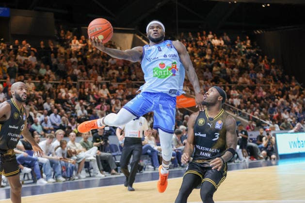 September 27, 2026, xgox, Basketball easyCredit BBL, Basketball Löwen Braunschweig vs. Rostock Seawolves emspor, from left: TJ Crockett Jr. (Rostock), 0; Dejour Reaves (Braunschweig), 3; one-on-one, duel, battle, tackle (Braunschweig)