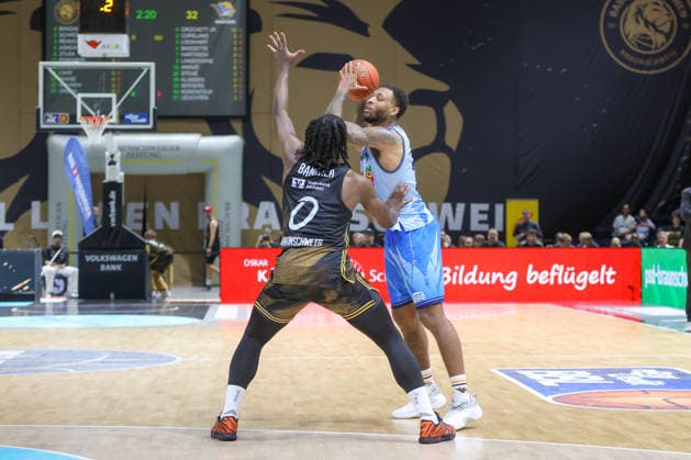September 27, 2026, xgox, Basketball easyCredit BBL, Basketball Löwen Braunschweig vs. Rostock Seawolves emspor, from left: Zaba, Bangala (Braunschweig), 0, Johnathan Stove (Rostock), 22, one-on-one, duel, battle, tackle (Braunschweig)