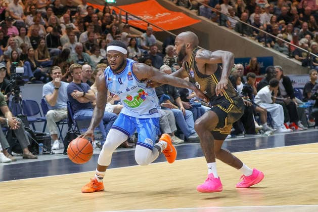 September 27, 2026, xgox, Basketball easyCredit BBL, Basketball Löwen Braunschweig vs. Rostock Seawolves emspor, from left: TJ Crockett Jr. (Rostock), 0, Sheldon Edwards (Braunschweig), 13, matchup, duel, battle, tackle, Braunschweig