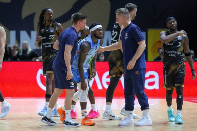 September 27, 2026, xgox, Basketball easyCredit BBL, Basketball Löwen Braunschweig vs. Rostock Seawolves emspor, from left: TJ Crockett Jr. (Rostock), 0 injured, shoulder injury (Braunschweig)