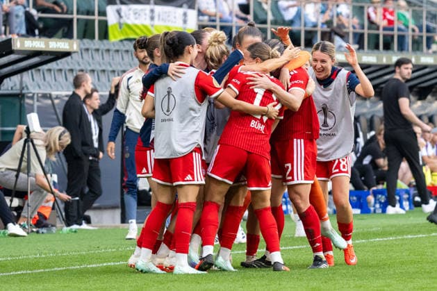 The Munich players celebrate the goal that made it 2–1. Borussia Mönchengladbach vs. FC Bayern Munich, Soccer, DFB Women s Cup, First Round, 2026–2027 Season, September 27, 2026 DFL DFB regulations prohibit any use of photographs as image sequences and or quasi-video Borussia Mönchengladbach vs. FC Bayern Munich, soccer, DFB Women’s Cup, First Round, 2026–2027 season, September 27, 2026, Mönchengladbach Copyright: xEibner-Pressefoto ThomasxHaeslerx EP_THR