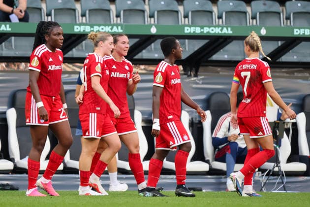 Mönchengladbach, Germany, September 27, 2026, DFB Women s Cup: Borussia Mönchengladbach Women vs. FC Bayern Women. Pictured, from left, is the third goal scorer, Vanessa Gilles of FCB, who scores the goal that gives FC Bayern a 2-1 lead and celebrates with her teammates. Copyright: HMBxMedia MadeleinexFantini