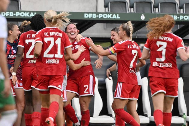 Celebration 1 2, Bayern s players celebrate Vanessa Gilles goal, FC Bayern, Wed, Sept. 27, 2026, Soccer, 2026–2027 DFB Women s Cup, Round 1, Borussia Mönchengladbach vs. FC Bayern Munich. DFB regulations prohibit any use of photographs as image sequences and or quasi-video. Mönchengladbach (Ista), Borussia Park, North Rhine-Westphalia, Germany Team2
