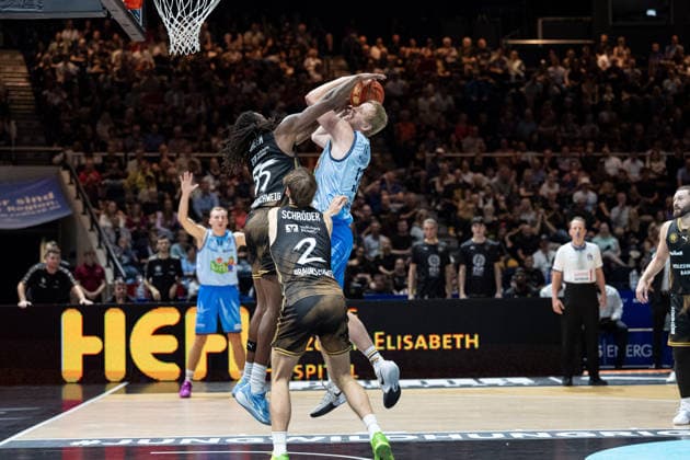 Bent Leuchten 51 of the Rostock Seawolves is fouled by Tajh Green 55 of the Basketball Löwen Braunschweig next to Benny Schroeder 2 of the Basketball Löwen Braunschweig (GER), Basketball Löwen Braunschweig vs. Rostock Seawolves, Basketball, easyCredit BBL, Week 3, Season 2026–27, September 27, 2026 GER, Basketball Löwen Braunschweig vs. Rostock Seawolves, Basketball, easyCredit BBL, Week 3, Season 2026–27, September 27, 2026, Braunschweig Copyright: xEibner-Pressefoto DanielxREINELTx EP_DRT