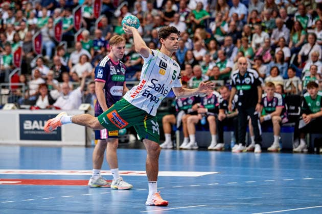 7 meters for Rutger Ten Velde, FRISCH AUF Göppingen 5; TSV Hannover Burgdorf vs. FRISCH AUF Göppingen, Handball Bundesliga, HBL, 2026–2027 season, September 27, 2026 Press photo by Jan Frederic Helbig TSV Hannover Burgdorf vs. FRISCH AUF Göppingen, Handball Bundesliga, HBL, ZAG Arena, Opel Handball Bundesliga, 2026–2027 season, September 27, 2026 Hannover Copyright: xEibner-Pressefoto Jan-FredericxHx EP_JHG