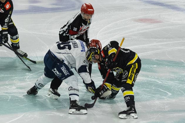 Krefeld, Germany, September 27, 2026 PENNY DEL 2026–2027, Game 4: Krefeld Pinguine vs. Schwenninger Wild Wings. Pictured from left at the faceoff: Kyle Platzer (Schwenningen) and Max Newton (Krefeld). YAYLA ARENA, North Rhine-Westphalia Copyright: xFotostandx xGoertzx