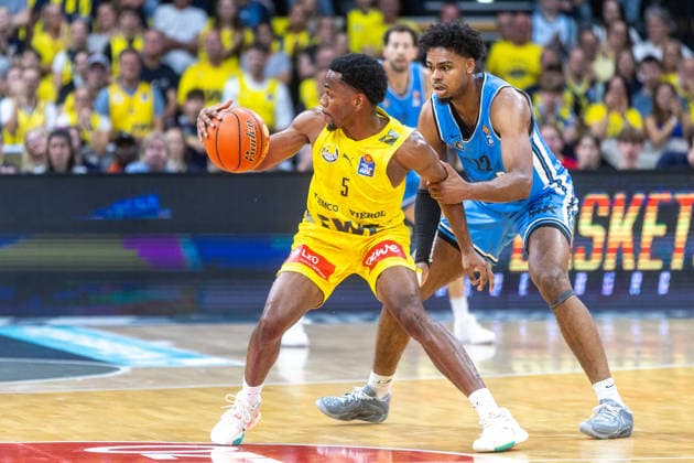 Oldenburg, Lower Saxony, Germany, September 27, 2026, Jeremy Roach (left), EWE Baskets Oldenburg, and Nicolas Pavrette (right), Veolia Towers Hamburg; EWE Baskets Oldenburg vs. Veolia Towers Hamburg, Basketball 1, Basketball Bundesliga, 2026–2027 season, Matchday 3, Grosse EWE Arena; EWE Baskets Oldenburg vs. Veolia Towers Hamburg www.andreas-burmann.de