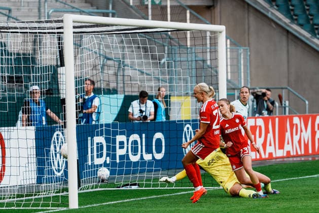 Germany, Soccer: 2026–2027 DFB Women s Cup, 1st Round: Borussia Mönchengladbach vs. FC Bayern Munich at Borussia Park; Bayern leads 2–1; celebrations from Pernille Harder (Bayern Munich), 21, and Luisa Palmen (Borussia Mönchengladbach), 23 Copyright: xThiemoxRudolphx