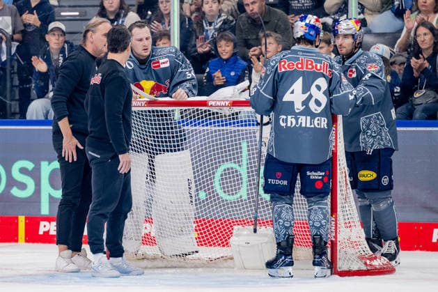 Antoine Bibeau, goaltender for EHC Red Bull Munich, 30, had to receive medical attention after being fouled; on the right are Lucas Thaler of EHC Red Bull Munich, 48, and Yasin Ehliz of EHC Red Bull Munich, 42 (GER), EHC Red Bull Munich vs. Löwen Frankfurt ice hockey, DEL, 2026–2027 season, Matchday 4, September 27, 2026. Photo: HMB Media, Heike Feiner Copyright: HMBxMedia HeikexFeiner