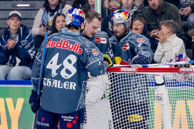 Lucas Thaler (EHC Red Bull Munich), 48, and Yasin Ehliz (EHC Red Bull Munich), 42, check in on Antoine Bibeau (goalie, EHC Red Bull Munich), 30, to see how he’s doing after he had to receive medical attention following a foul. GER, EHC Red Bull Munich vs. Löwen Frankfurt ice hockey, DEL, 2026–2027 season, Matchday 4, September 27, 2026. Photo: HMB Media, Heike Feiner Copyright: HMBxMedia HeikexFeiner